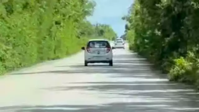 El auto estuvo a punto de impactar a otros vehículos