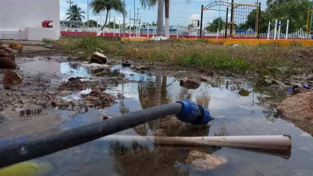 Acusan vecinos de la colonia Miraflores desatención a fuga de agua que tiene un mes. Señalas que las fugas constantes dejan sin suministro a las viviendas