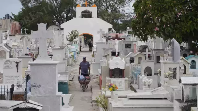 En los cementerios de San Francisco de Campeche, el oficio de sepulturero sigue vivo pese al paso del tiempo.