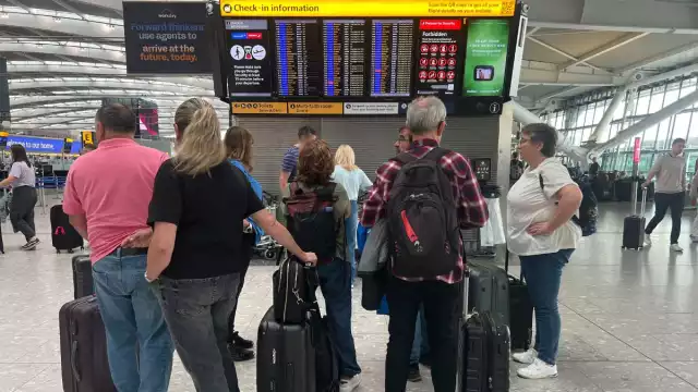 El ataque golpeó a Collins Aerospace, filial de RTX, cuyos sistemas permiten que distintas aerolíneas compartan mostradores y puertas