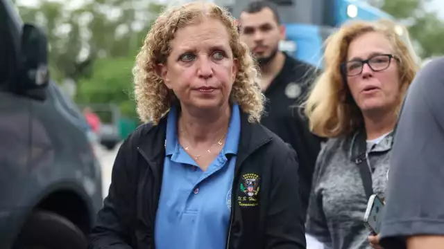 La congresista federal Debbie Wasserman Schultz relató que en algunas jaulas se concentra hasta a 32 personas