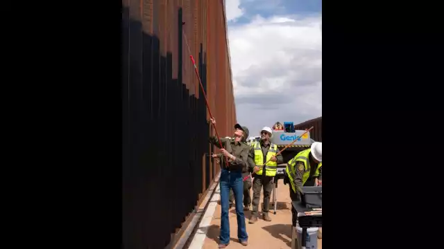 Kristi Noem, secretaria de Seguridad Nacional, estuvo en el arranque de estas acciones