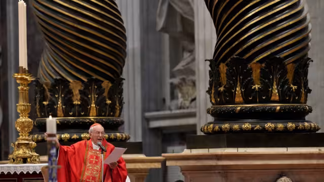 Giovanni Battista Re, decano del Colegio Cardenalicio, presidió la misa "Pro eligendo pontifice"