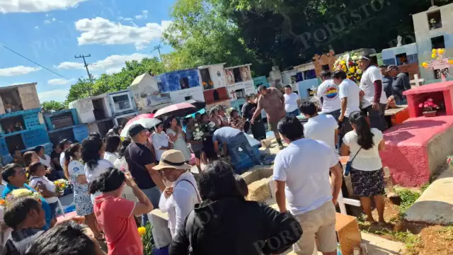 Familiares, amigos y vecinos despidieron con oración y música a Rafael Santiago Tun May, quien perdió la vida en un accidente de motocicleta.