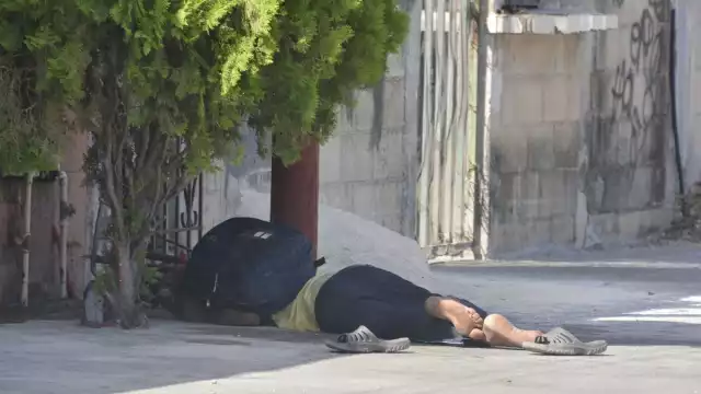 Hombre reposa en la sombra, derivado del calor en Cancún, Quintana Roo