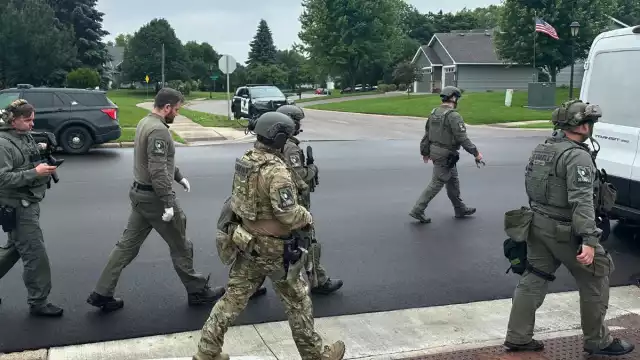 El sospechoso del asesinato de la legisladora Melissa Hortman continúa prófugo y es considerado altamente peligroso