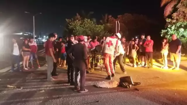 Paramédicos acudieron al lugar de los hechos para atender a los heridos