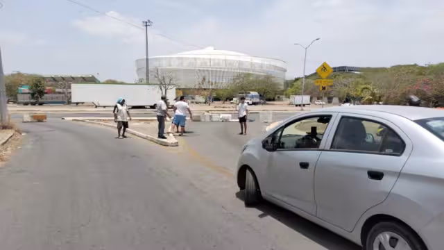 La avenida Circuito Colonias fue cerrada por vecino de Nueva Kukulcán