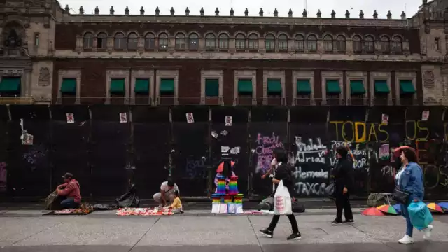 Palacio Nacional fue "amurallado" ante la marcha que se concentrará en el Zócalo capitalino por el 11 aniversario de la desaparición de normalistas de Ayotzinapa