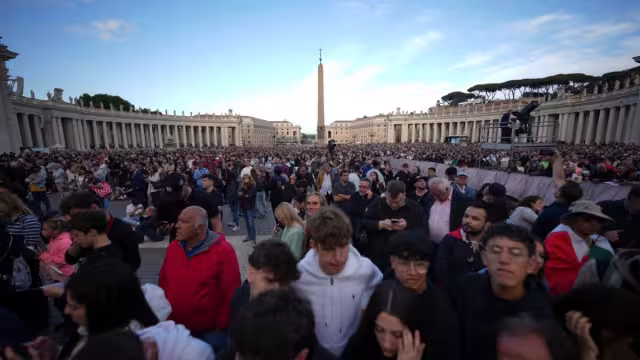 Miles de fieles aguardan en la Plaza de San Pedro para conocer quién será el nuevo Papa