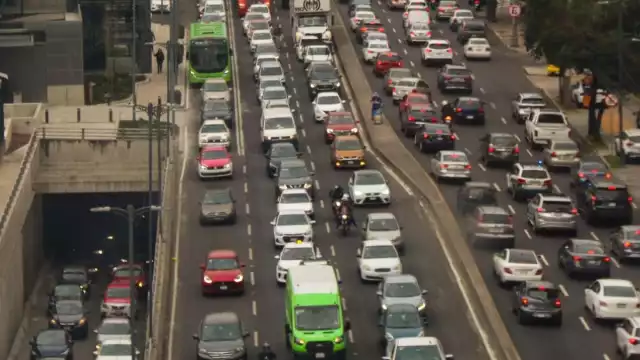 El programa Hoy No Circula es una medida ambiental que restringe la circulación vehicular en días específicos
