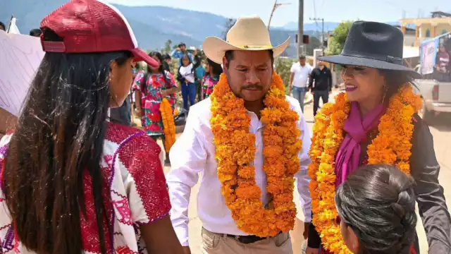 Albino Gómez Vázquez junto a Norma Otilia Hernández Martínez en Guerrero