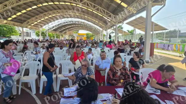 Entregan tarjetas del Bienestar a más de mil 500 mujeres de Carmen