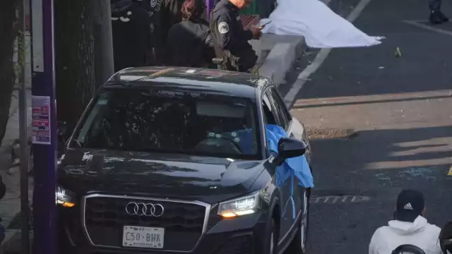 Tras cometer el crimen, el sicario huye corriendo, mientras la camioneta de las víctimas avanza lentamente sin rumbo