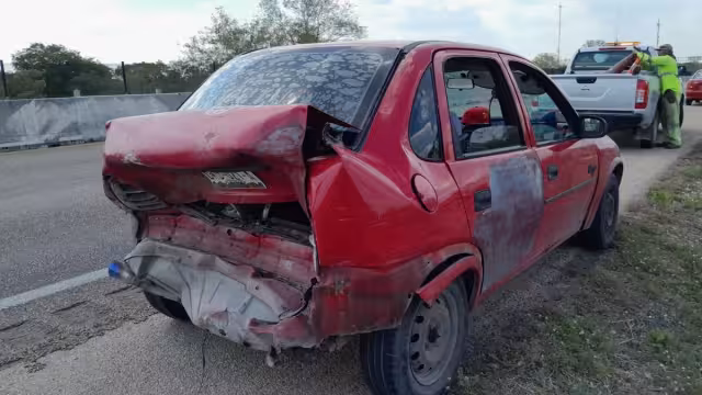 Uno de los automóviles involucrados en el accidente de Calkiní