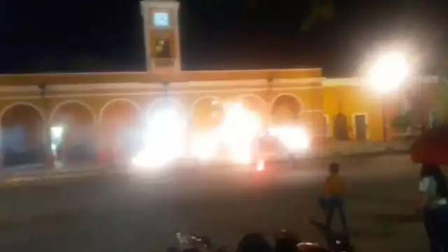 La gente salió a ver, la quema del torito y los juegos pirotécnicos. A pesar de que no había electricidad