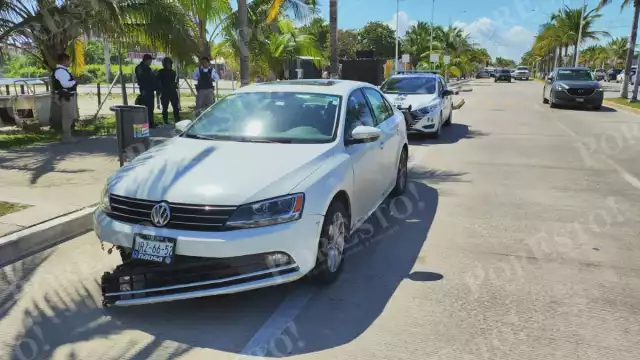 Pierde el control y termina sobre la banqueta del malecón costero de Playa Norte