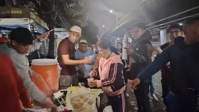 Entre las acciones de solidaridad, voluntarios ofrecieron papel higiénico, agua y alimentos sin costo