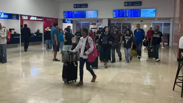 El primer vuelo en arribar fue el 821 de Aeroméxico, antes del amanecer a las 5:46, procedente de Ciudad de México. 