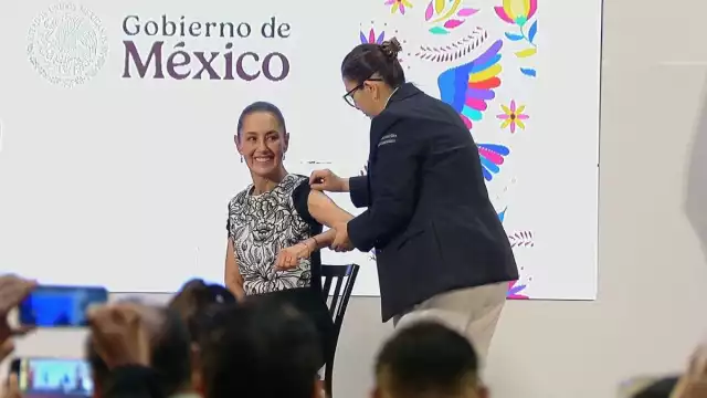 La presidenta de México, Claudia Sheinbaum Pardo recibió la vacuna contra influenza, como parte de la Campaña Nacional de Vacunación