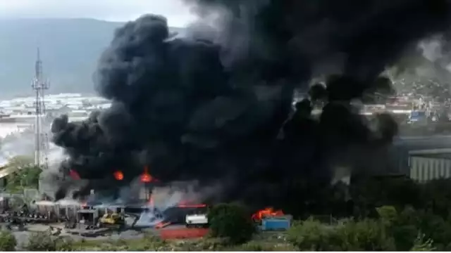 El incendio ha dejado al menos tres personas lesionadas, mientras que la columna de humo negro es visible desde distintos puntos de Monterrey