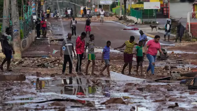 El primer ministro Andrew Holness indicó que se mantiene la vigilancia de inundaciones en el norte, suroeste y sur‑centro del país