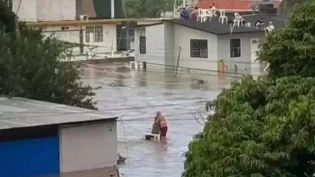 Muere ‘Doña Elodia’, abuelita que se hizo viral durante la inundación de Poza Rica