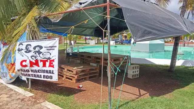 Maestros de la CNTE simulan huelga en las afueras del Congreso del Estado