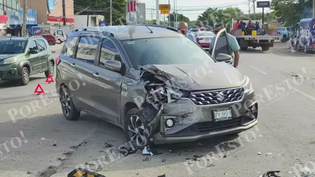 Un aparatoso choque ocurrió frente al fraccionamiento Los Lagos, en Ciudad del Carmen.
