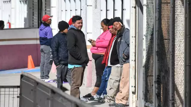 El DHS, informó que la eliminación de extensiones automáticas permitirá una verificación más frecuente de los antecedentes de los solicitante