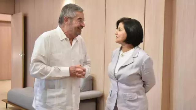 El canciller Juan Ramón de la Fuente fue recibido por Marcia Maro da Silva, representante de la cancillería brasileña, para participar en la Cumbre de los BRICS