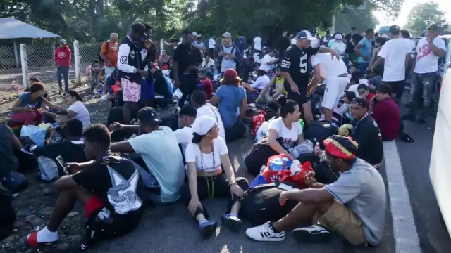 Después de recorrer cerca de 20 kilómetros, los migrantes llegaron a la ciudad de Huixtla, donde planean descansar antes de continuar su camino hacia la CDMX