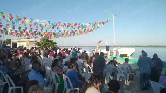 Con misa y ofrendas, pobladores mantienen la tradición del Día de Muertos