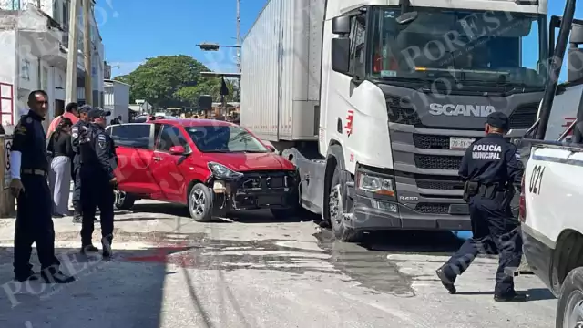 Un Hyundai Grand i10 y un tráiler Scania protagonizaron un choque en la avenida Revolución, en el malecón de Champotón.