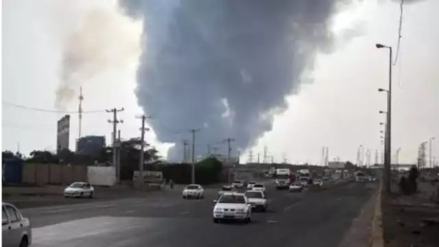 Autoridades locales indicaron que el incidente se originó en contenedores dentro del puerto