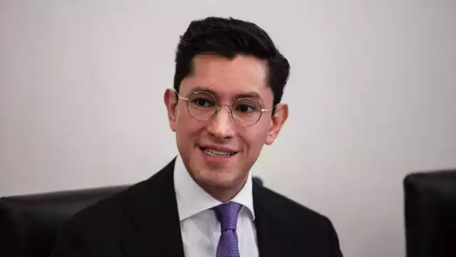 Roberto Velasco es licenciado en Derecho y ha tenido una destacada trayectoria dentro de la Cancillería