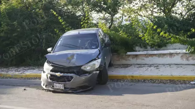 Un accidente ocurrió sobre la carretera escénica de Campeche, frente a la estación de radio.