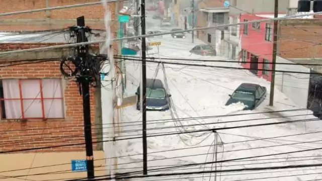 Así luce la calle Benito Juárez en Puebla, a causa de la caída de granizo