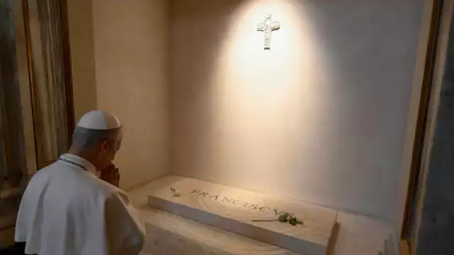 El Papa León XIV visitó esta tumba de su antecesor