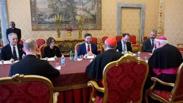 La Oficina de Prensa del Vaticano informó que el encuentro transcurrió en un tono cordial