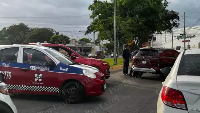 Impacto entre vehículos retrasa tránsito rumbo a Avenida Colosio