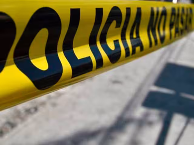 El lesionado tuvo que ser trasladado al hospital debido a su fuerte dolor en la pierna