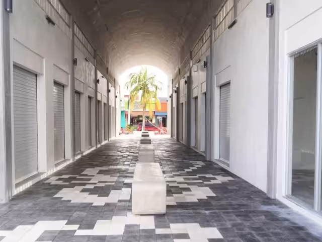 Reubicación de artesanos avanza: entregan cartas de asignación en la plaza artesanal