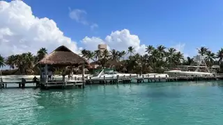 ¿Cuánto cuesta un viaje en taxi del aeropuerto de Cancún a Costa Mujeres?
