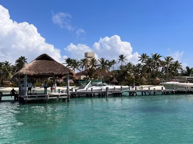 ¿Cuánto cuesta un viaje en taxi del aeropuerto de Cancún a Costa Mujeres?