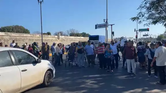 Pacientes del IMSS bloquean carretera por falta de atención en Campeche Pacientes del IMSS bloquean carretera por falta de atención en Campeche