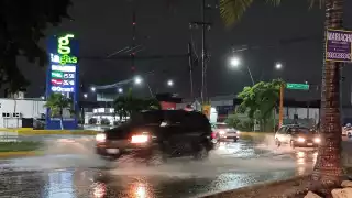 Lluvia e inundaciones en Cancún por frente frío
