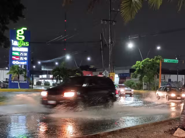 Elementos de la Secretaría Municipal de Seguridad Ciudadana y Tránsito recorren las calles para garantizar orden en la vía pública.