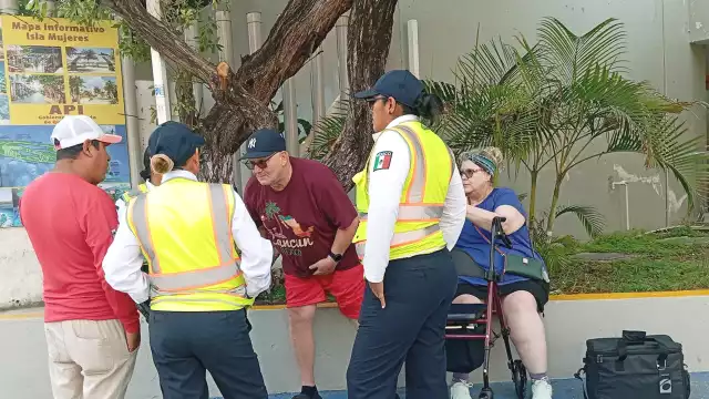La pareja, procedente de Estados Unidos, fue asistida por agentes en la terminal marítima. Relataron que desembolsaron 70 dólares para movilizarse en la isla