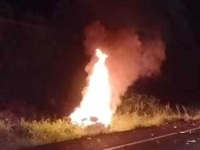 El conductor sobreviviente fue rescatado tras quedar atrapado entre los fierros